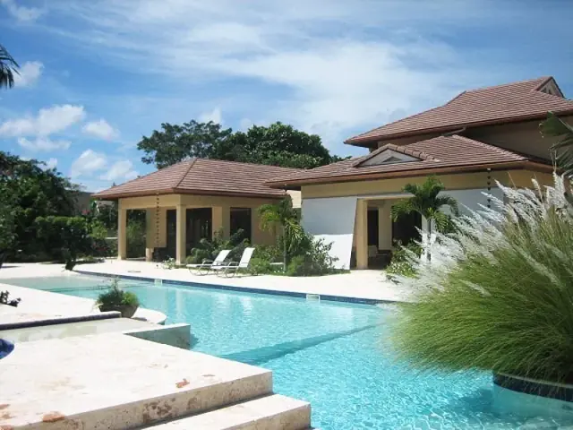 A LA VENTA – VILLA ESPACIOSA Y AMUEBLADA, USD$ 2,450,000