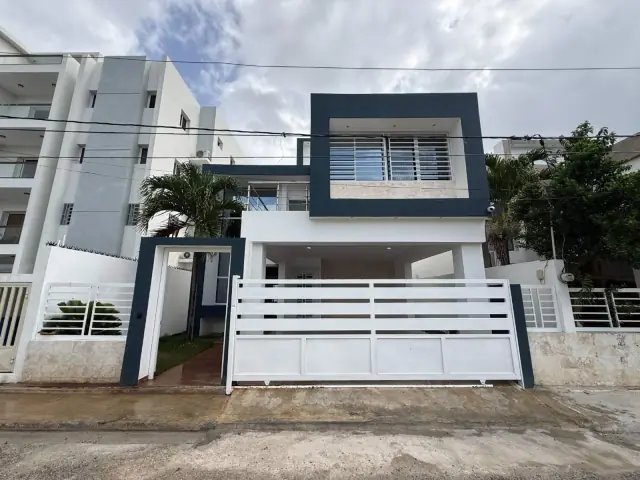 Casa amueblada con piscina en la Romana, RD$ 14,000,000