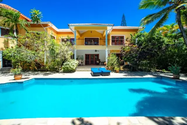 Casa Deborah: elegancia tropical en Sea Horse Ranch, USD$ 685,000