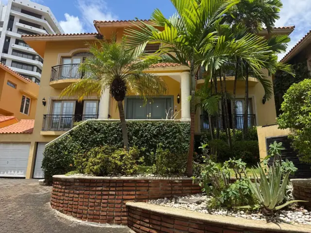 Casa en Los Cacicazgos, Santo Domingo, USD$ 2,500,000