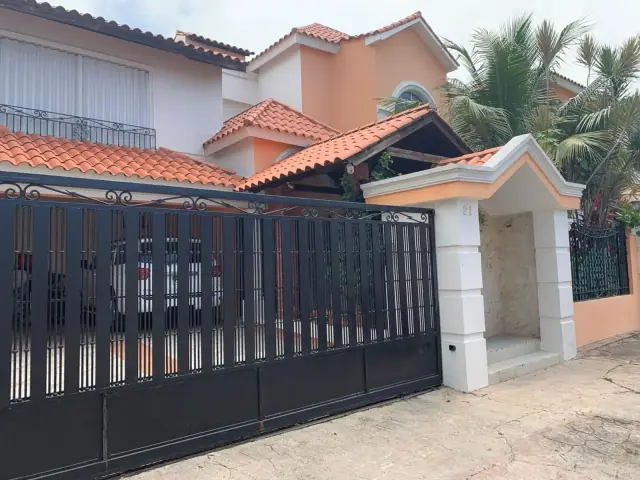 CASA EN VENTA 4 DORMITORIOS SANTO DOMINGO DE GUZMÁ, USD$ 1,050,000