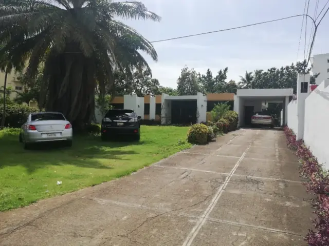 Casa-Solar ideal para cualquier tipo de negocio, USD$ 2,400,000