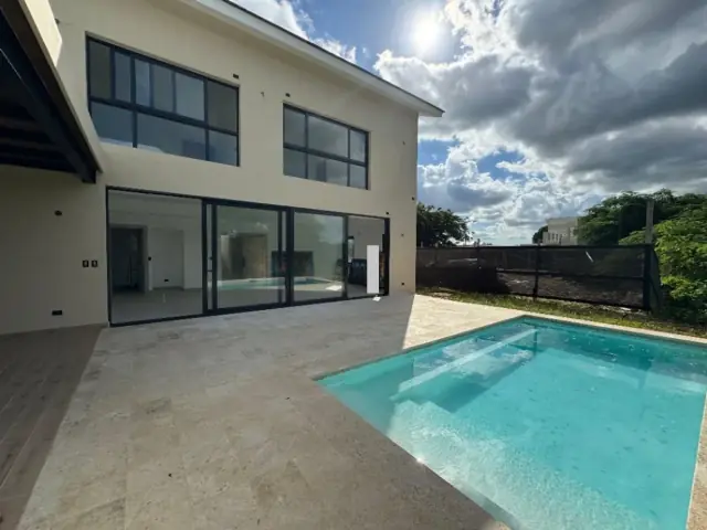 Descubre la villa de tus sueños en La Estancia Golf Resort, USD$ 530,000