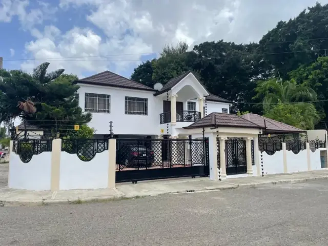 Hermosa Casa en Urb. Henríquez, Área Monumental, Stgo., RD$ 28,000,000