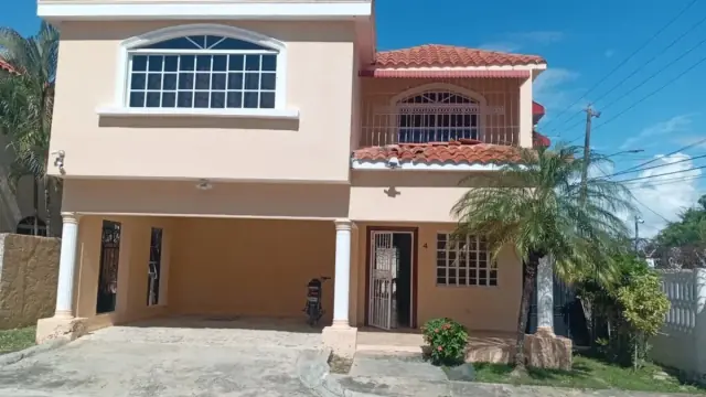 Hermosa villa de 2 niveles en Juan Dolio, USD$ 215,000