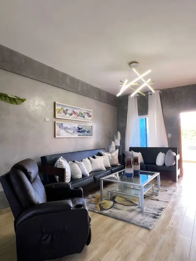 Propiedad de Lujo con Casa Principal, Apartamentos y Piscina a solo 10 minutos de la Playa Encuentro, USD$ 725,000