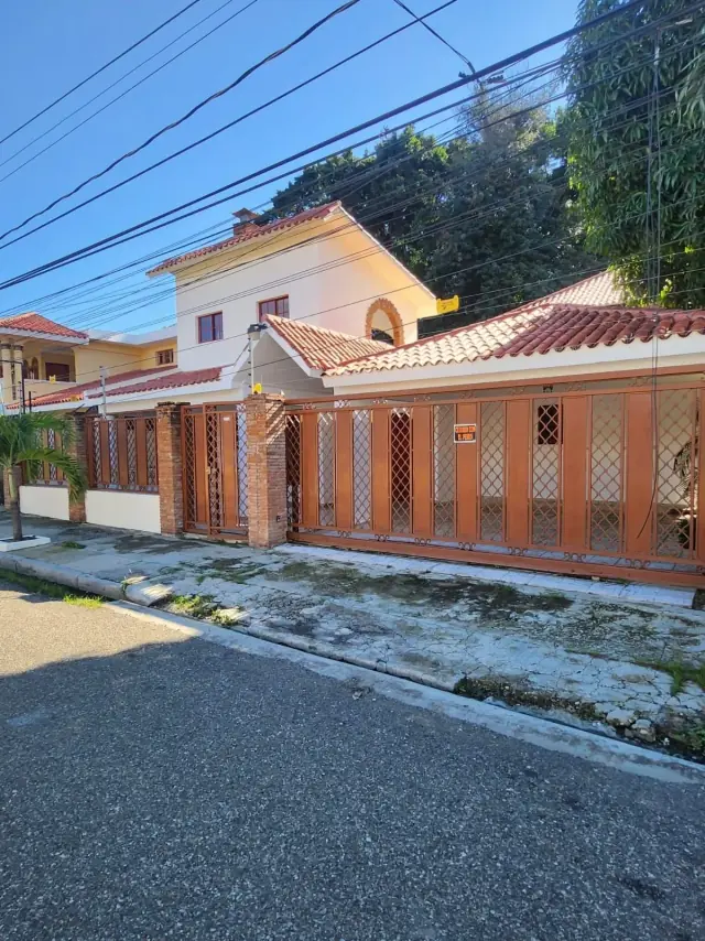 SUPER CASA EN SANTIAGO, USD$ 240,000