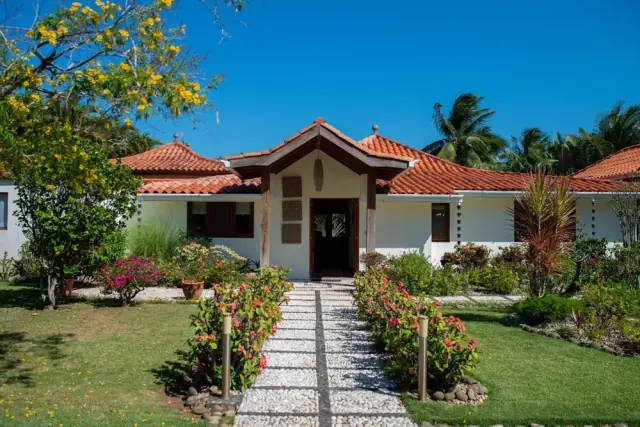 Villa Balinese: elegancia tropical con alma artística en Sea Horse Ranch., USD$ 895,000
