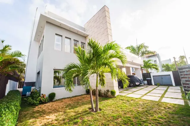 Villa con Piscina y Jacuzzi en Venta en La Romana, USD$ 460,000