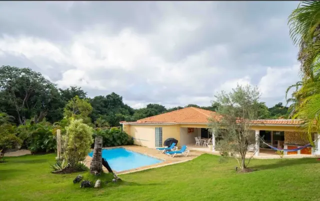 Villa con Piscina Privada y Estudio Independiente en Exclusiva Comunidad Cerrada, USD$ 299,000
