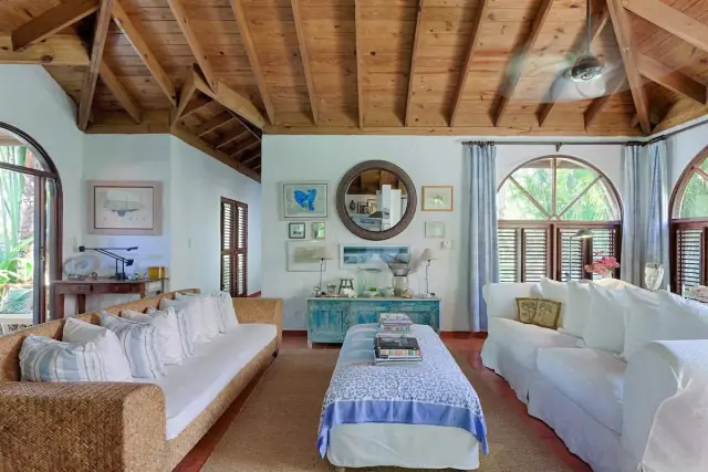 Villa Coralina: encanto caribeño con vista al mar en Sea Horse Ranch, USD$ 899,000